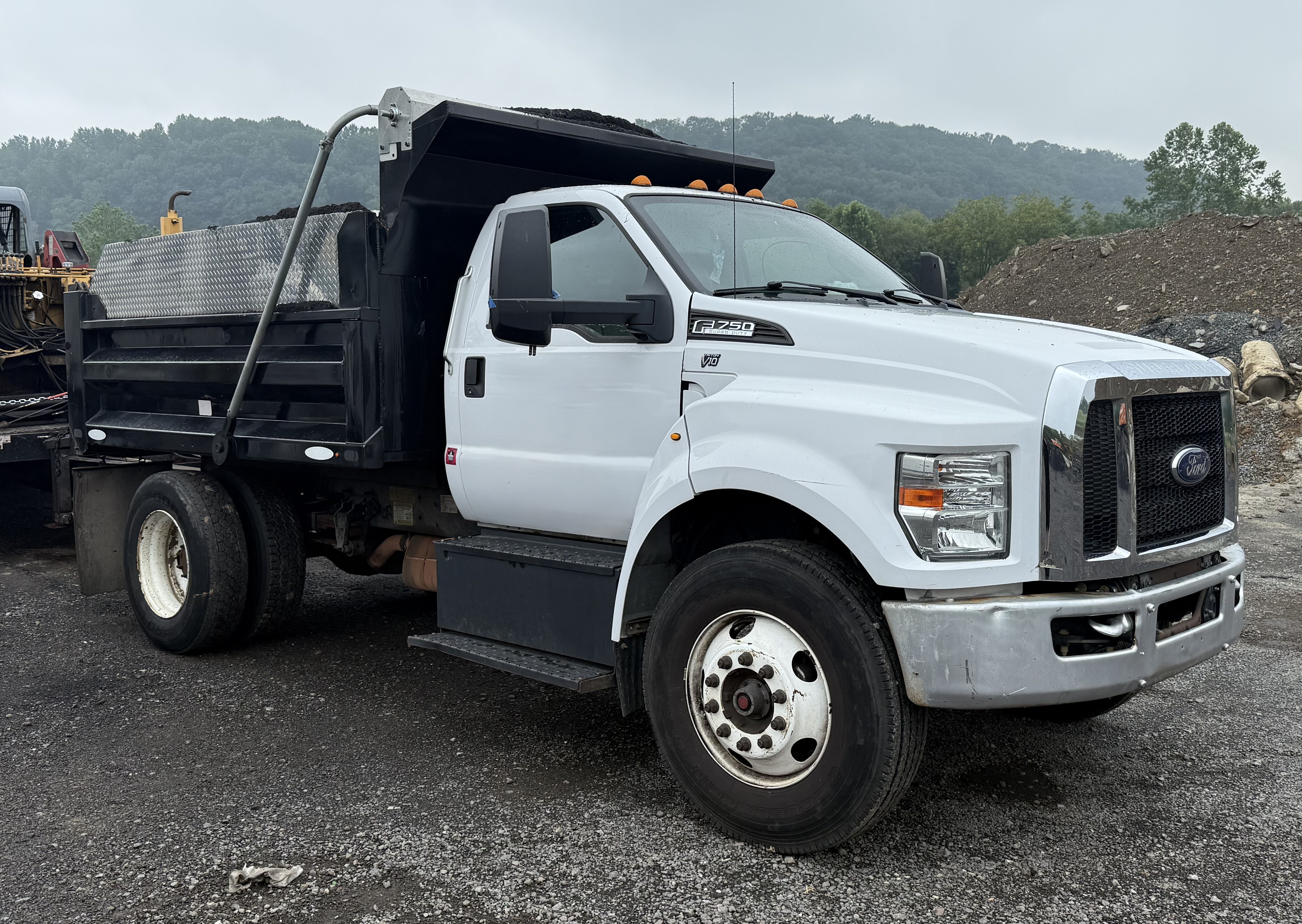 2016 FORD F-750 in Prairieville, PA