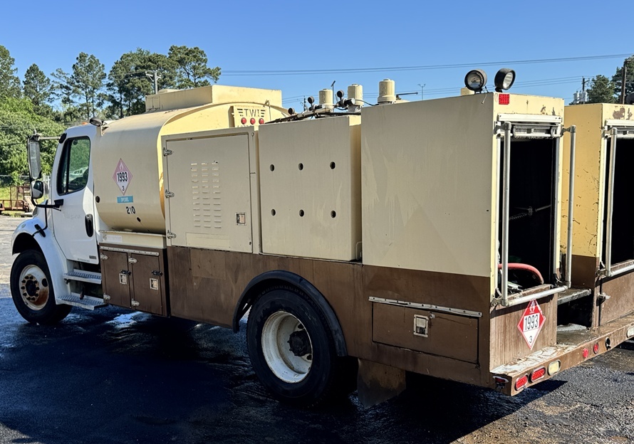 2004 FREIGHTLINER M2 106 in Prairieville, LA