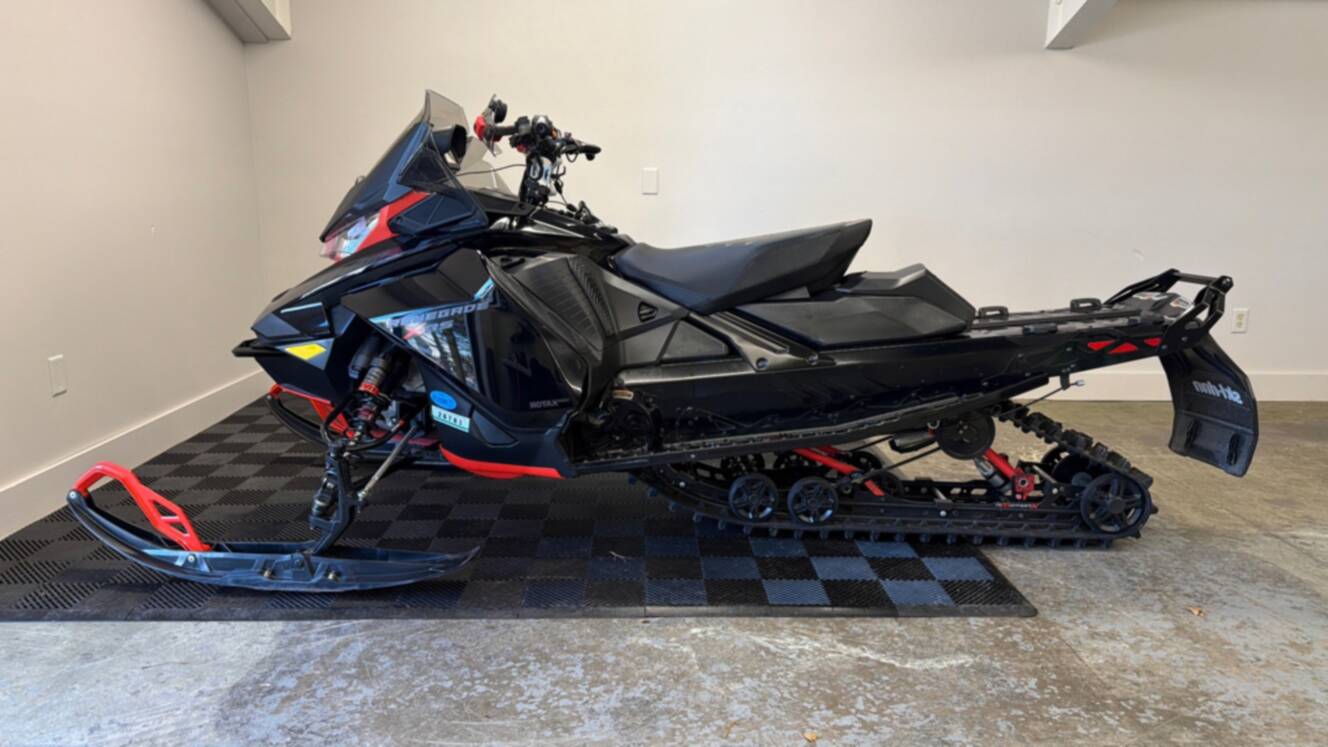 A photo of this 2022 Ski-Doo Renegade 850 E-TEC XRS