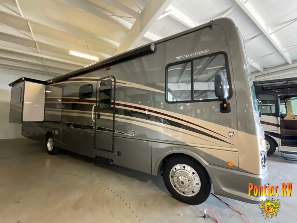 2015 Fleetwood Rv Bounder 36E in pontiac IL