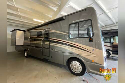 2015 Fleetwood Rv Bounder 36E in pontiac IL