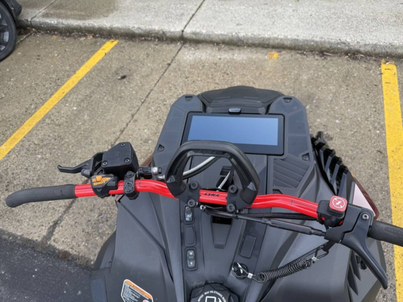 A photo of this 2025 Lynx Shredder DS 850 E-TEC Turbo R_4100_10.25in / Red