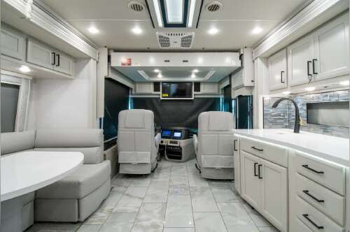 2027 Fleetwood Discovery 38K in alvarado TX