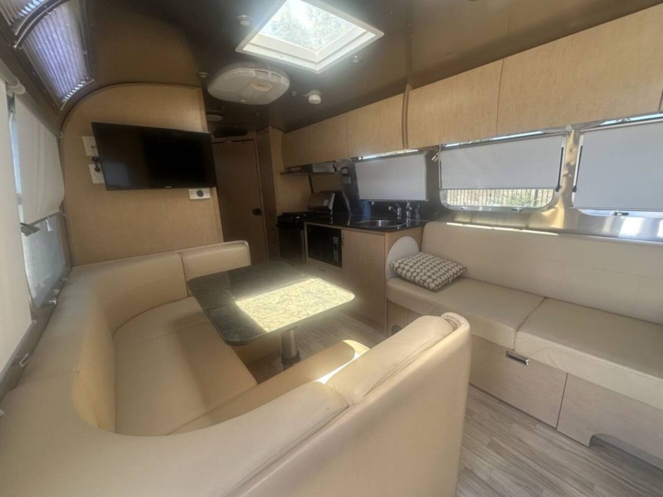 A photo of this 2014 Airstream Flying Cloud 30FB