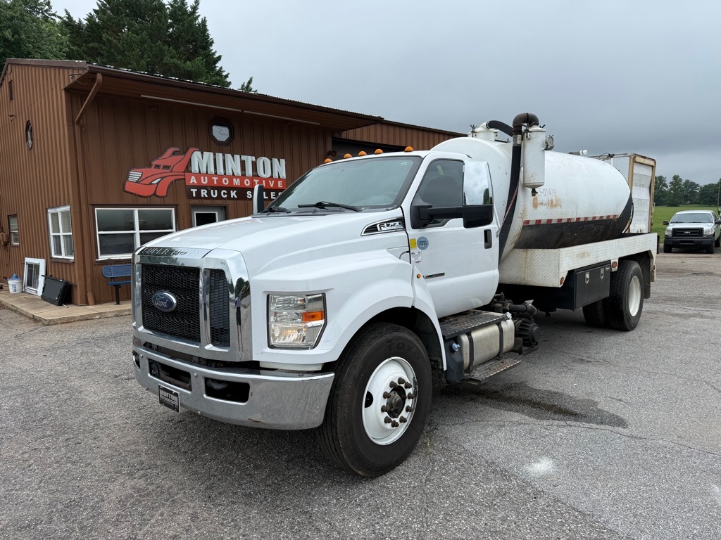 2016 FORD F750 in Wilkesboro, NC