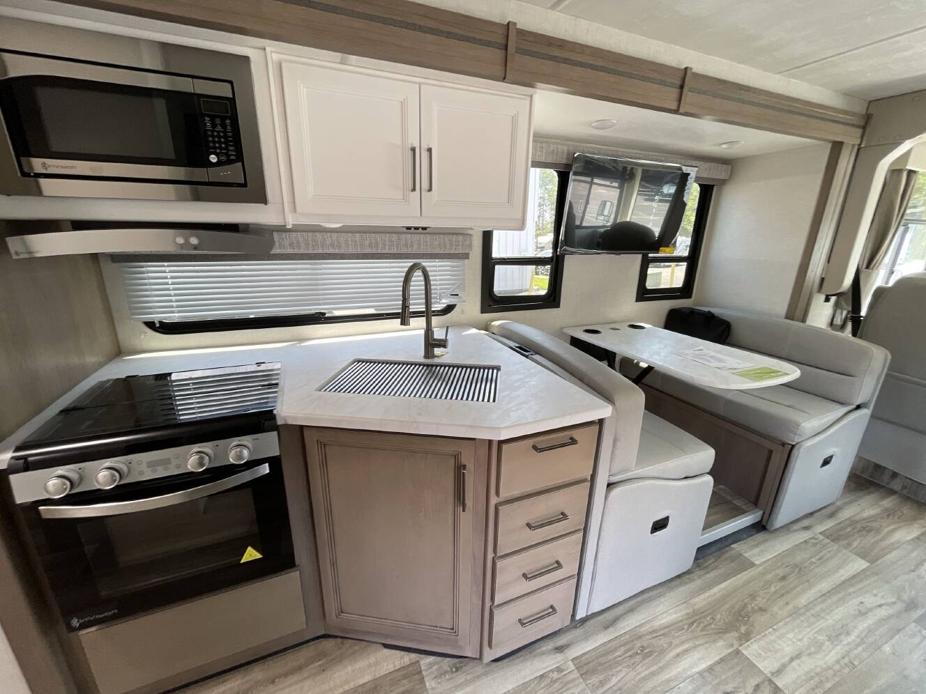 A photo of this 2027 Thor FREEDOM TRAVELER A32