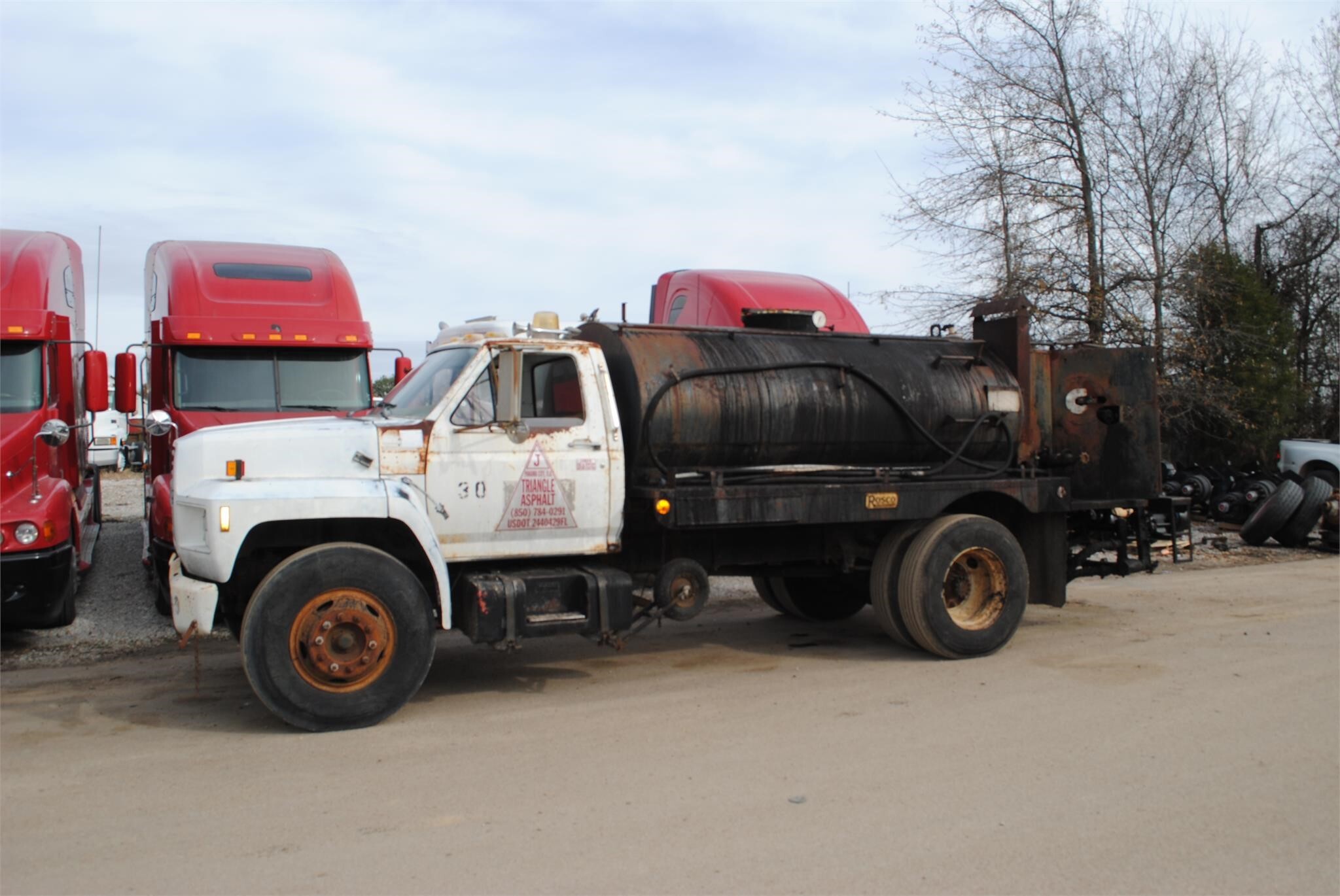 1984 FORD F800 in Covington, TN
