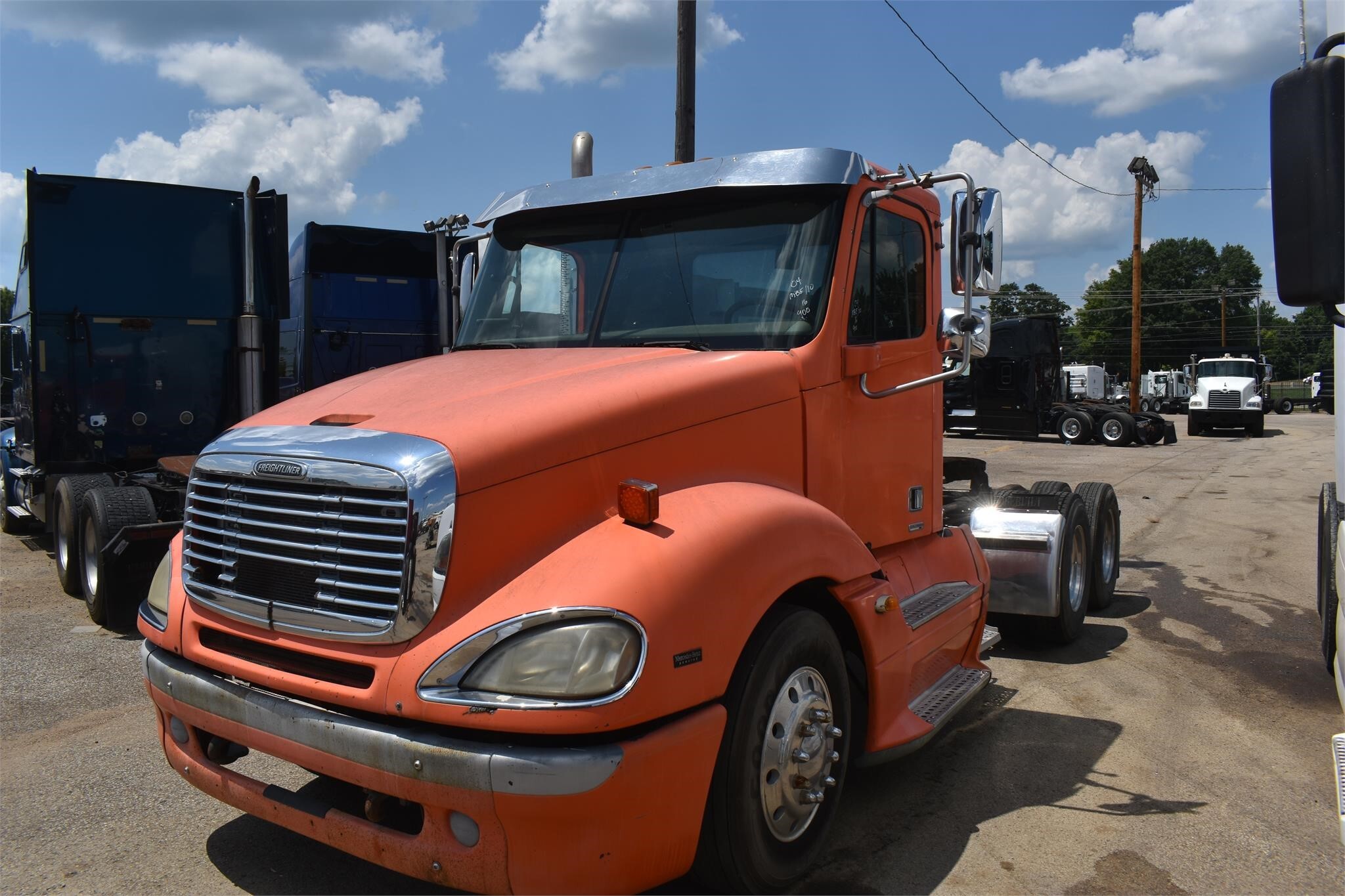 2004 FREIGHTLINER COLUMBIA 120 in Covington, TN