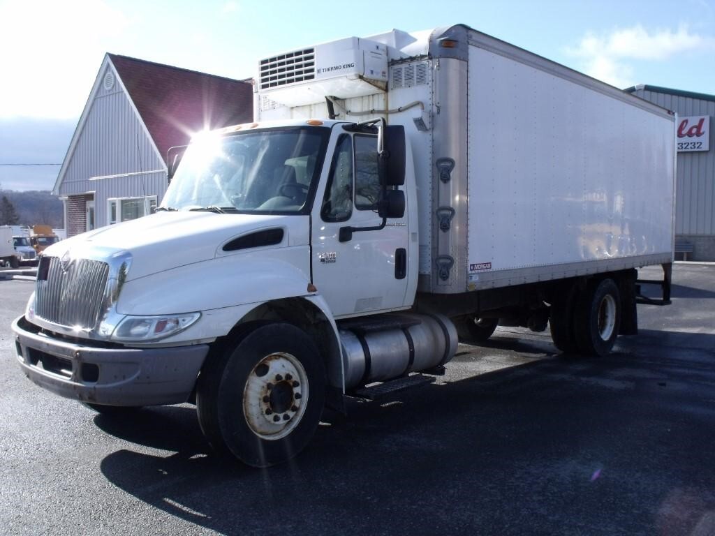 2007 INTERNATIONAL DURASTAR 4300 in Duncansville, PA