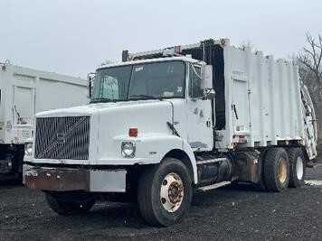 2001 VOLVO WG64 in Bealeton, VA