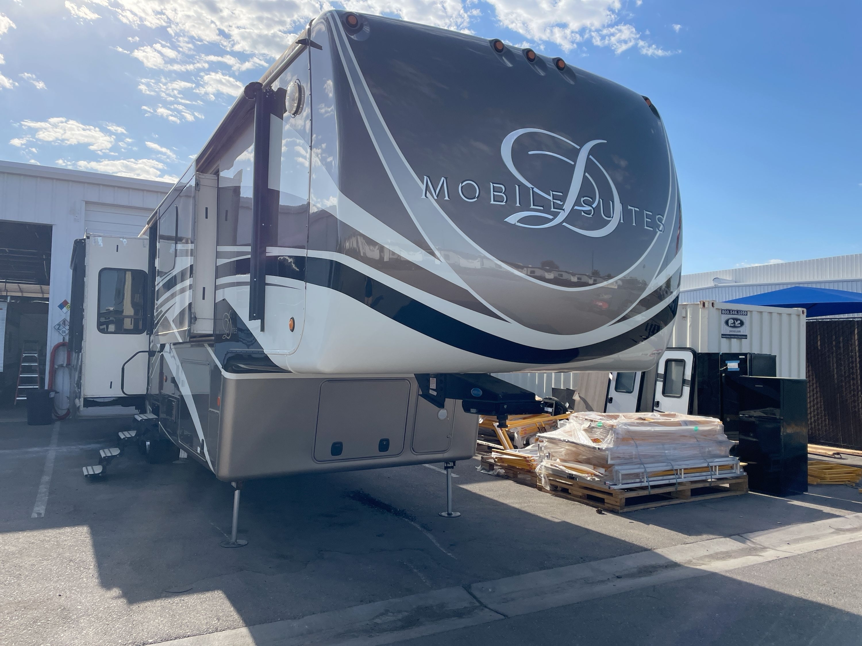 2017 DRV LUXURY SUITES ELITE SUITES 39DBRS3 RV