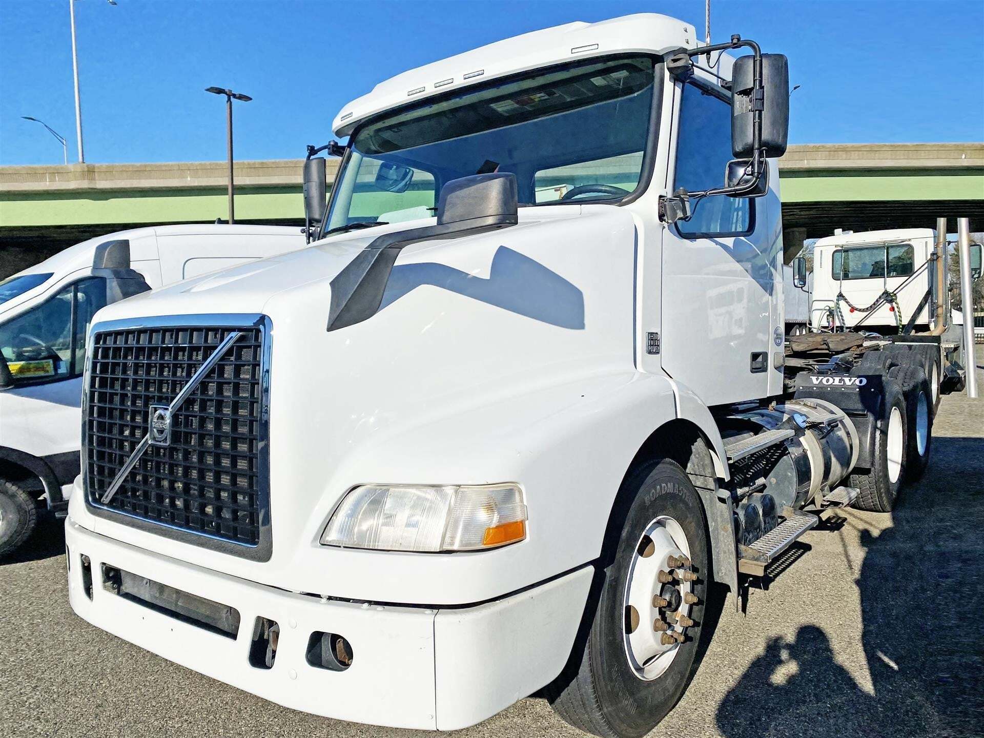 2015 VOLVO VNM64T200 in Milford, CT