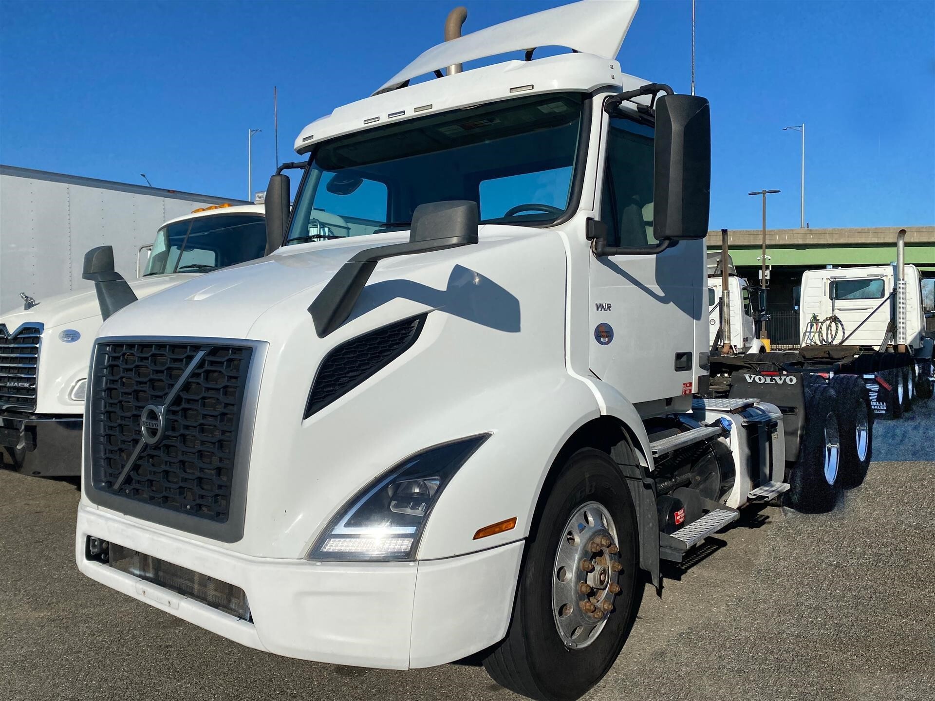 2019 VOLVO VNR64T300 in Fairview, NJ