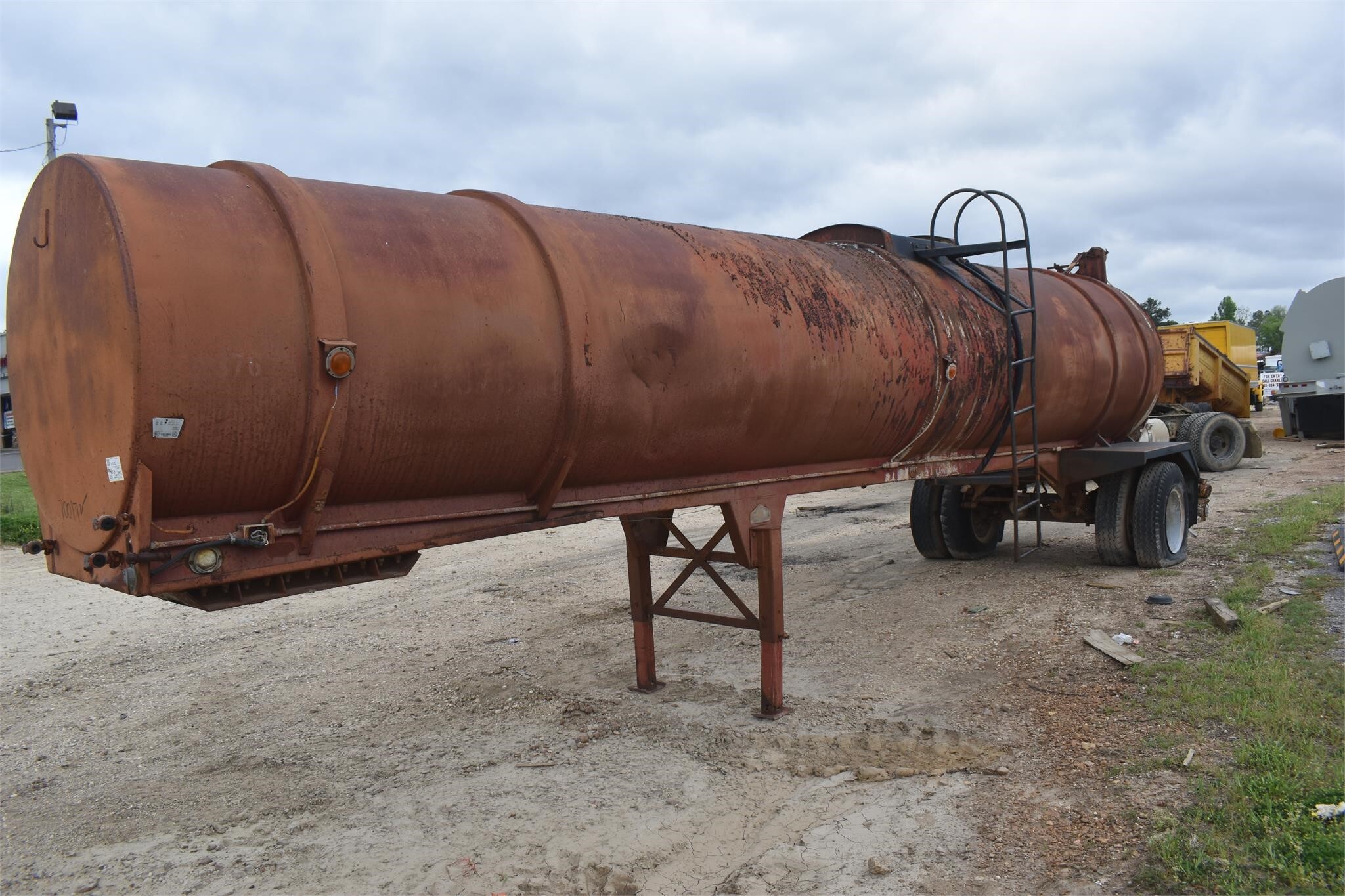 1970 DOWNS CLARK 4000 GALLON WATER TANK in Covington, TN