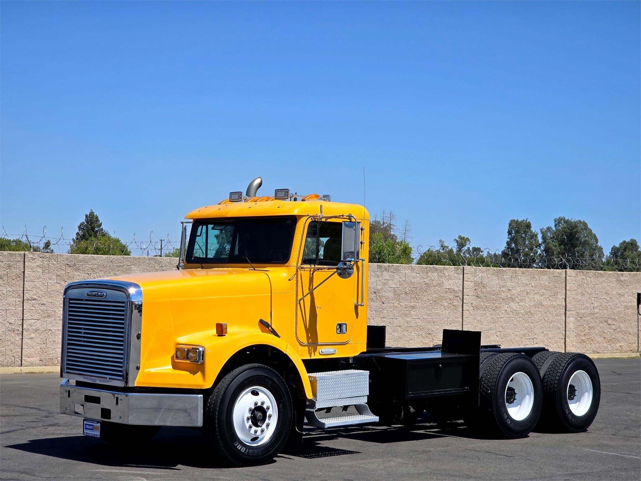 1999 FREIGHTLINER FLD120 in Sacramento, CA