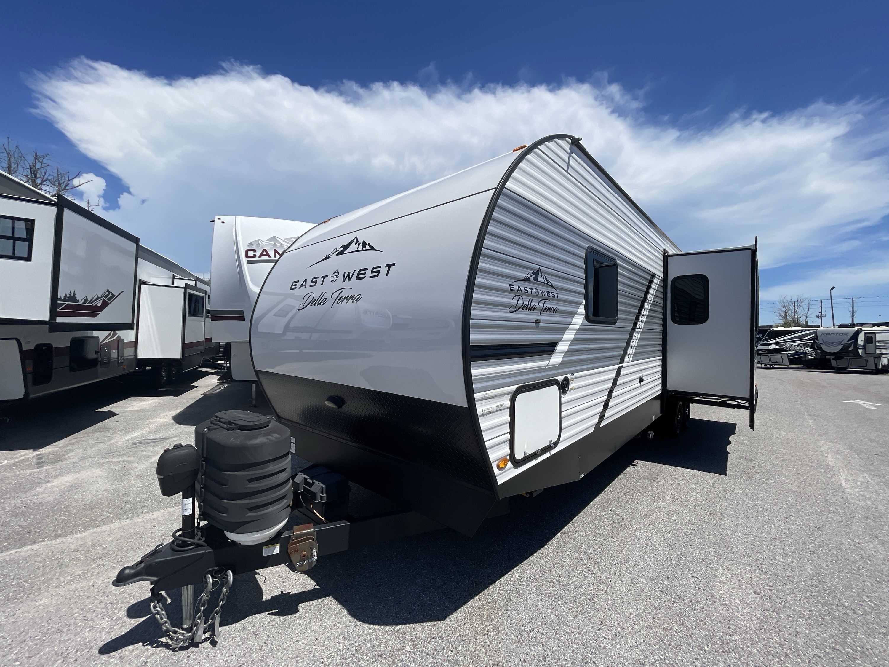 2024 East To West DELLA TERRA 300DB RV