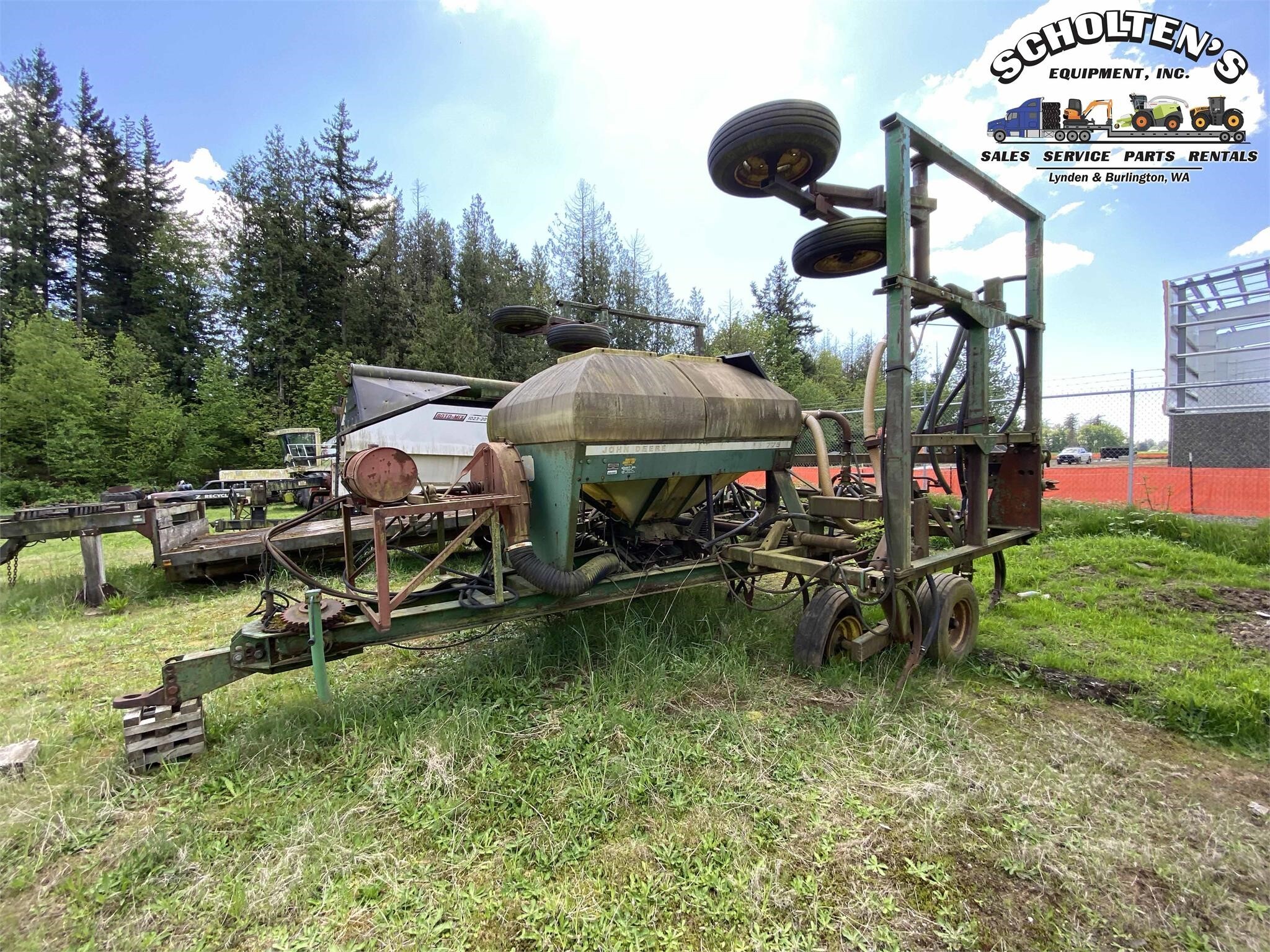 2000 JOHN DEERE 775 in Lynden, WA