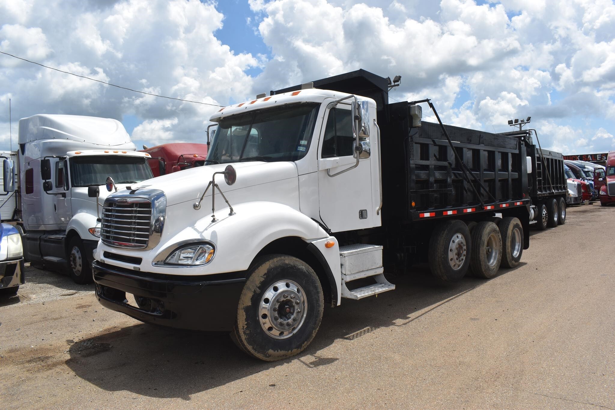 2004 FREIGHTLINER COLUMBIA in Covington, TN