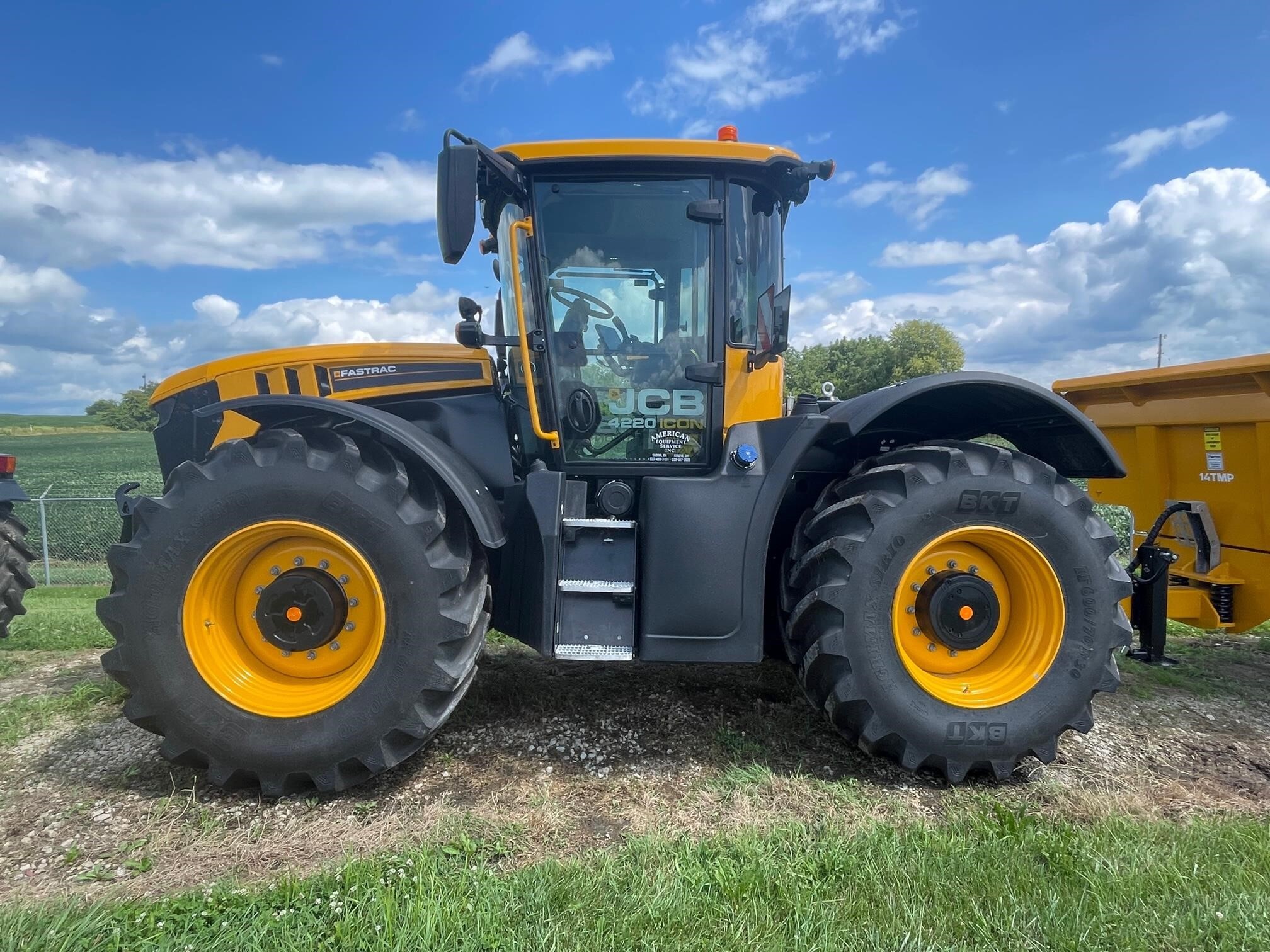 2025 JCB FASTRAC 4220 in Sabina, OH