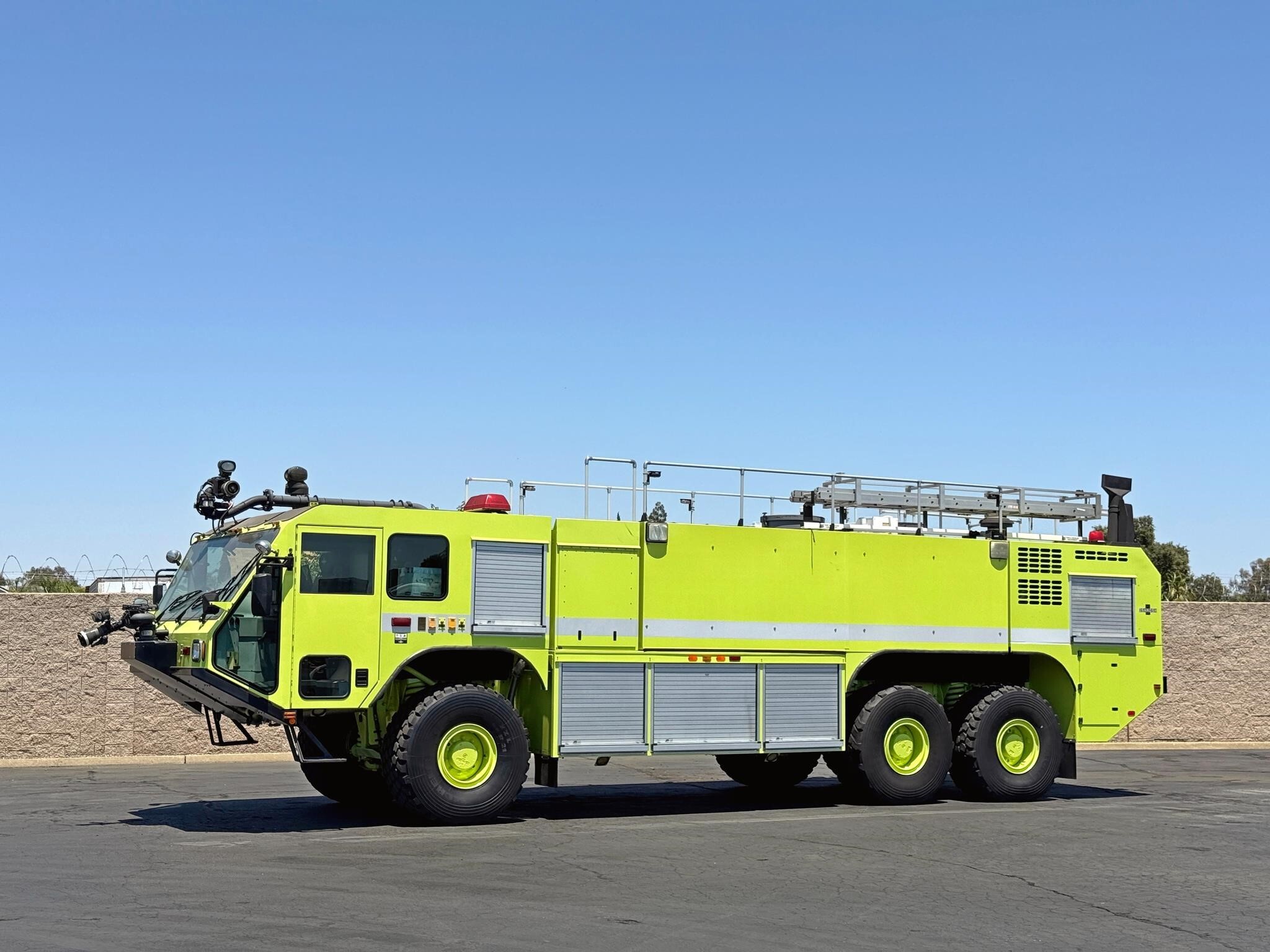 2004 OSHKOSH STRIKER 3000 in Sacramento, CA