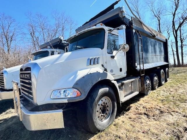 2018 MACK GRANITE GU813 in Petersburg, IN