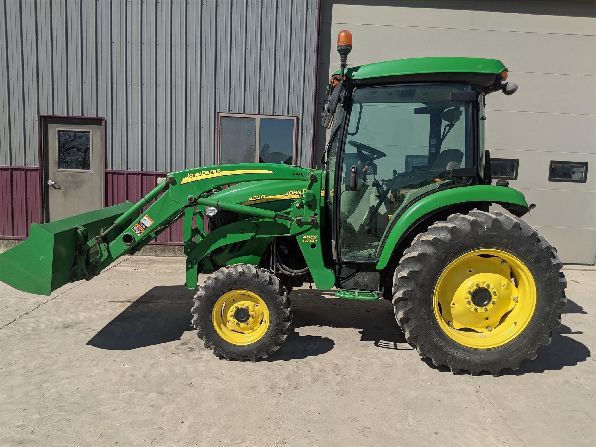 2011 JOHN DEERE 4320 in Caledonia, MN