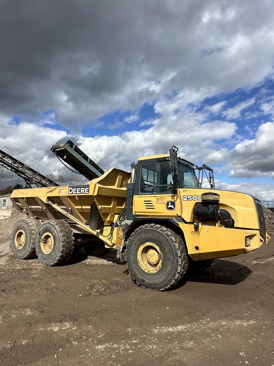 2014 DEERE 250D in North Haven, CT