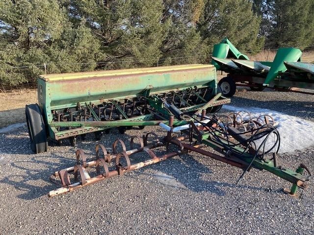 JOHN DEERE 8300 in Pecatonica, IL