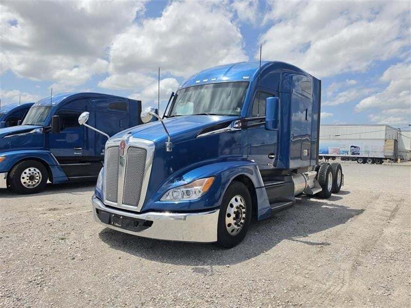 2023 KENWORTH T680 in Dubuque, IA