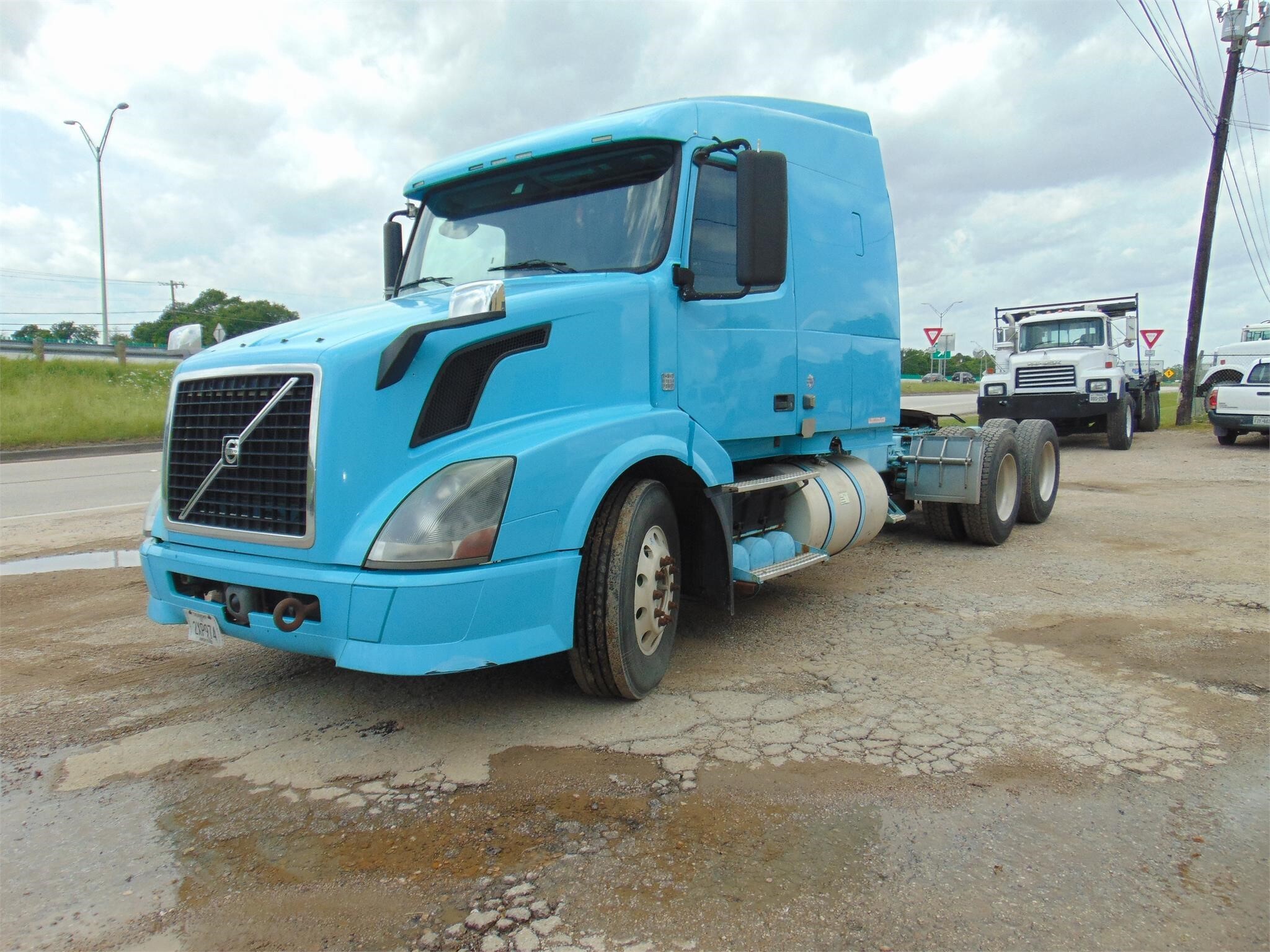 2011 VOLVO VNL64T630 in Dallas, TX