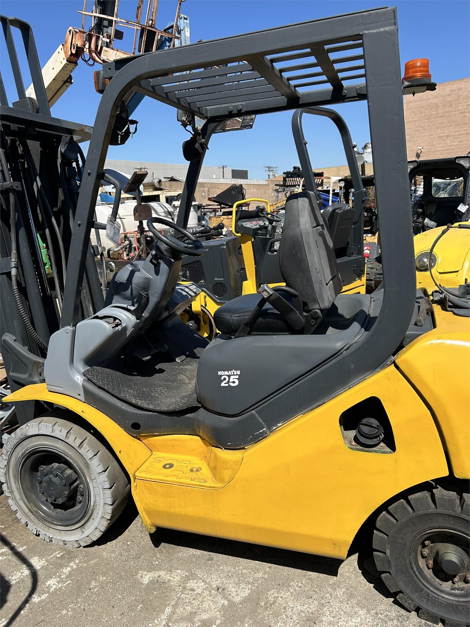 2011 KOMATSU FG25T-16 in Palos Verdes Peninsula, CA