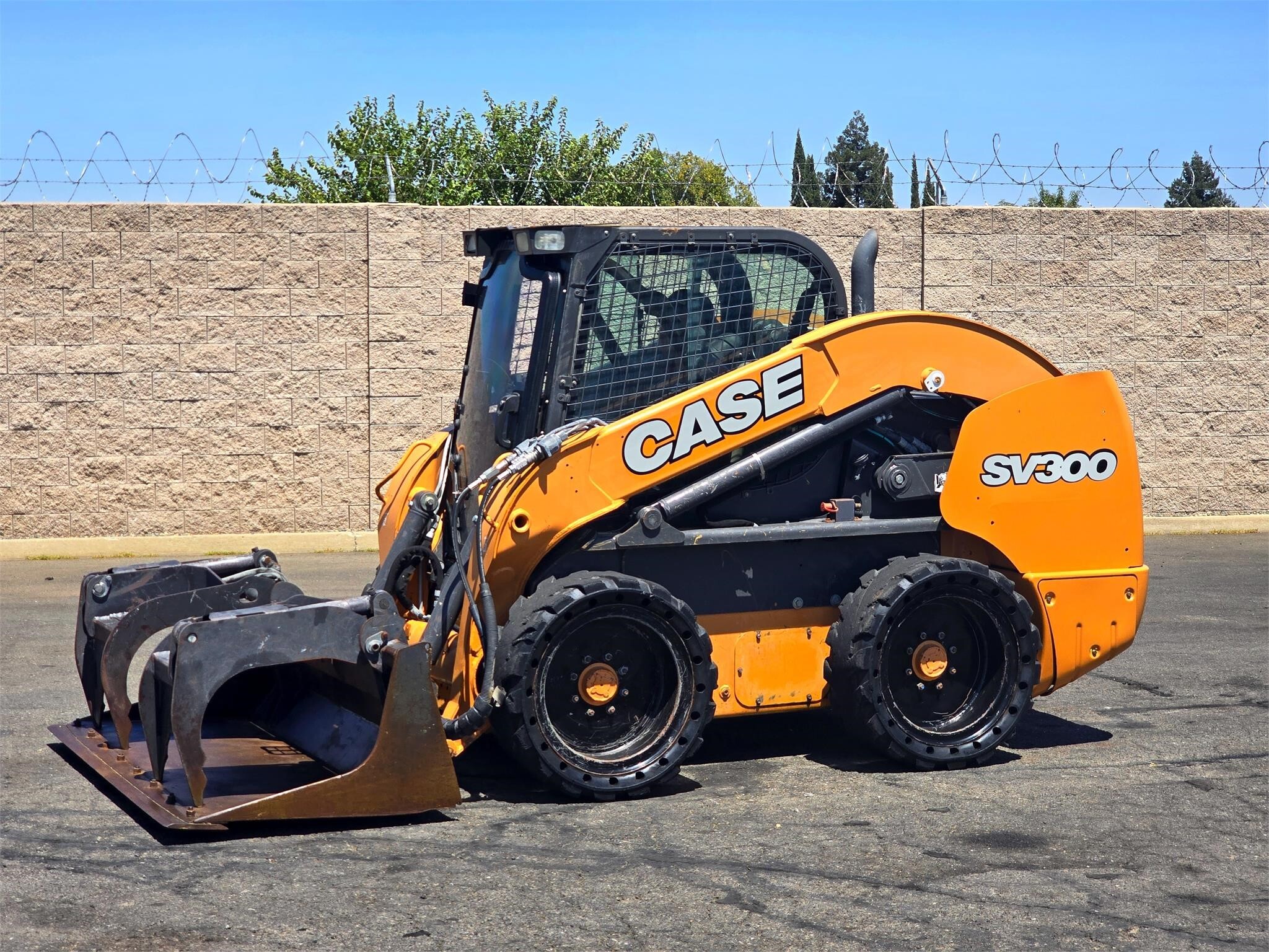 2014 CASE SV300 in Sacramento, CA