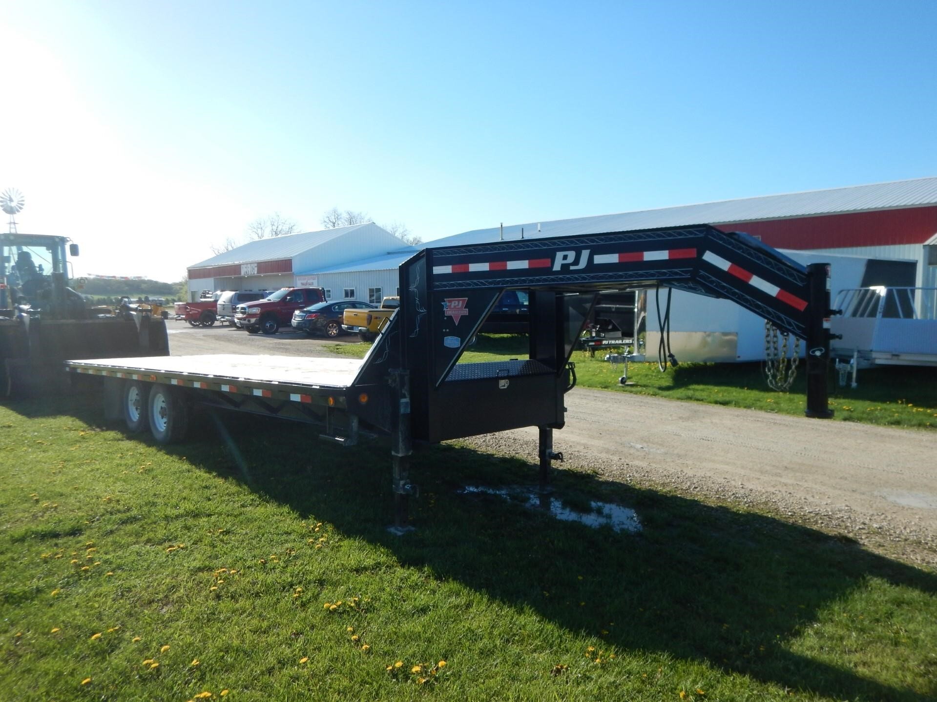 2015 PJ 25' FLATDECK GOOSENECK WITH SINGLES in Dover, MN