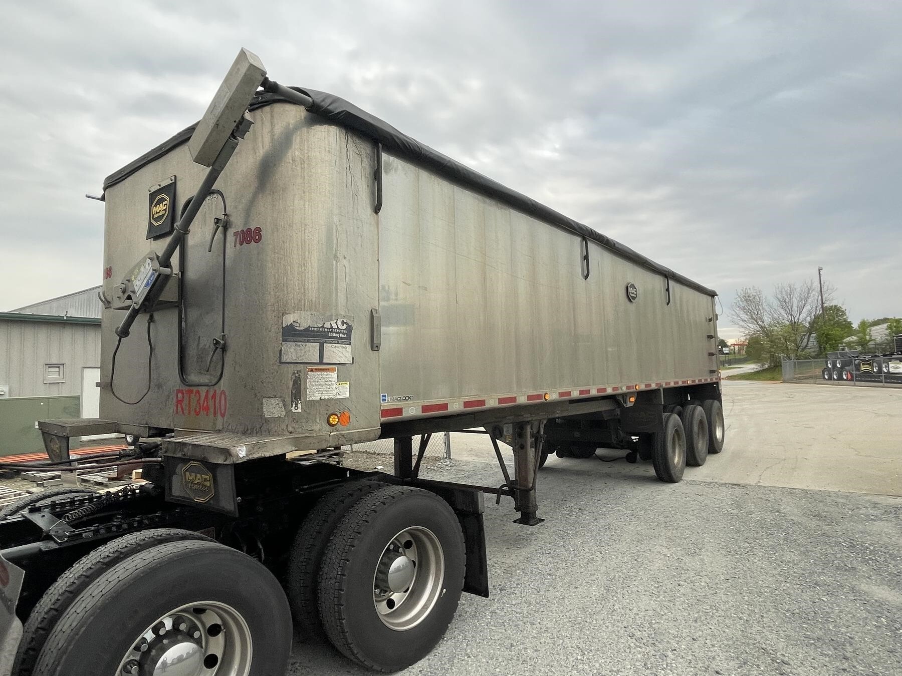 2018 MAC TRAILER MFG 34' X 96" X 68" FRAMELESS TRIAXLE SMOOTH SIDE DUMP in Spartanburg, SC