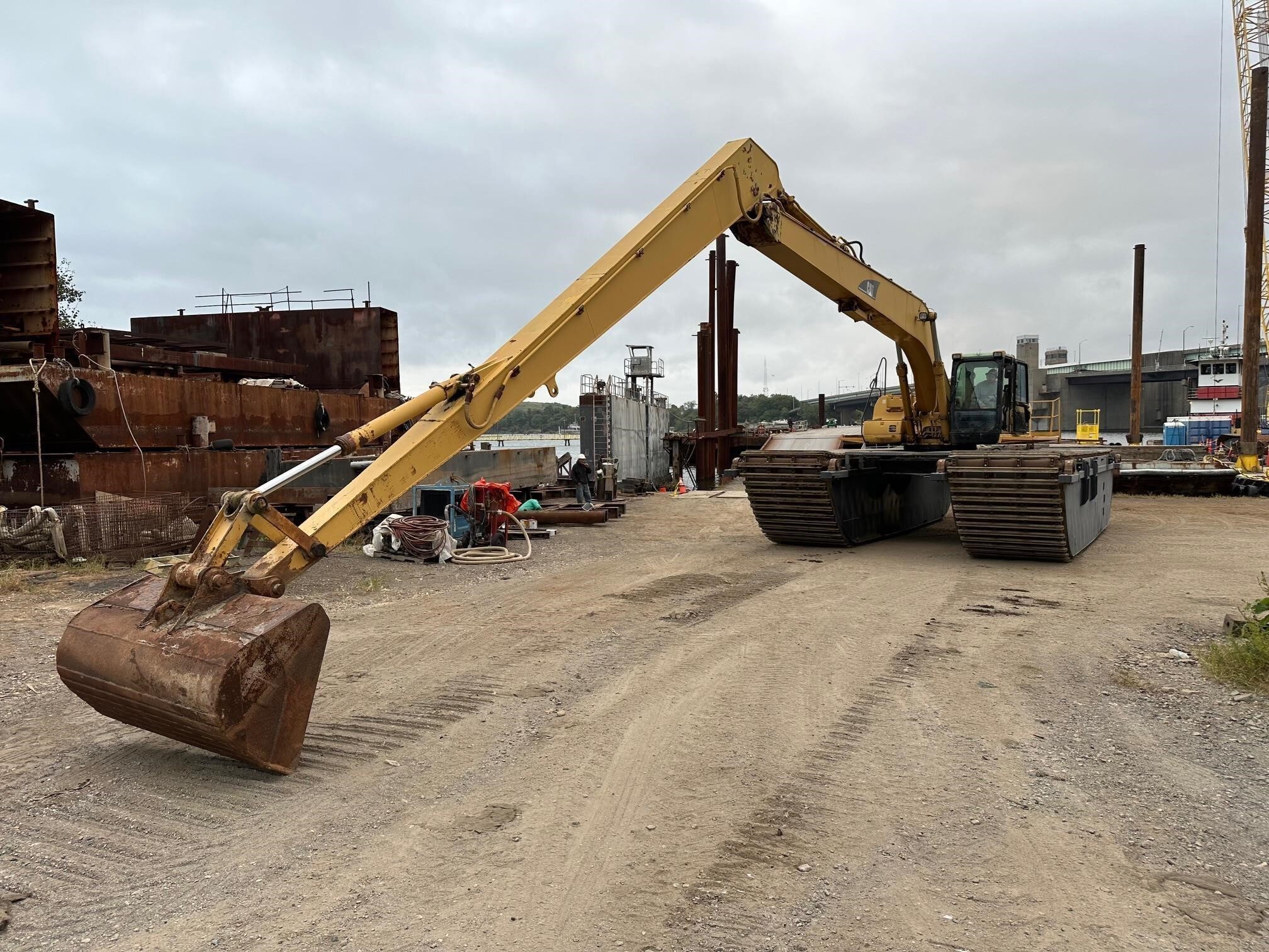 2002 CATERPILLAR 325 in Lumberton, NJ