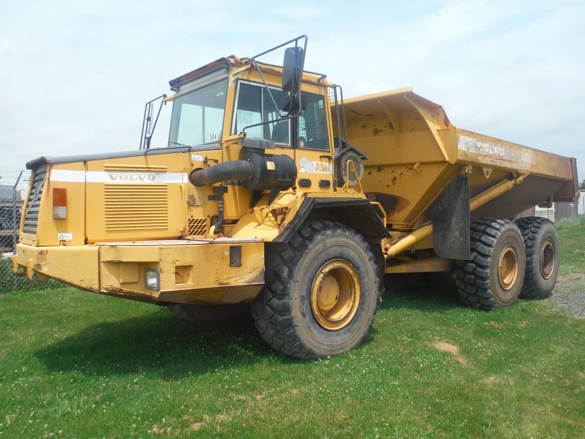 2000 VOLVO A30C in Milton, PA
