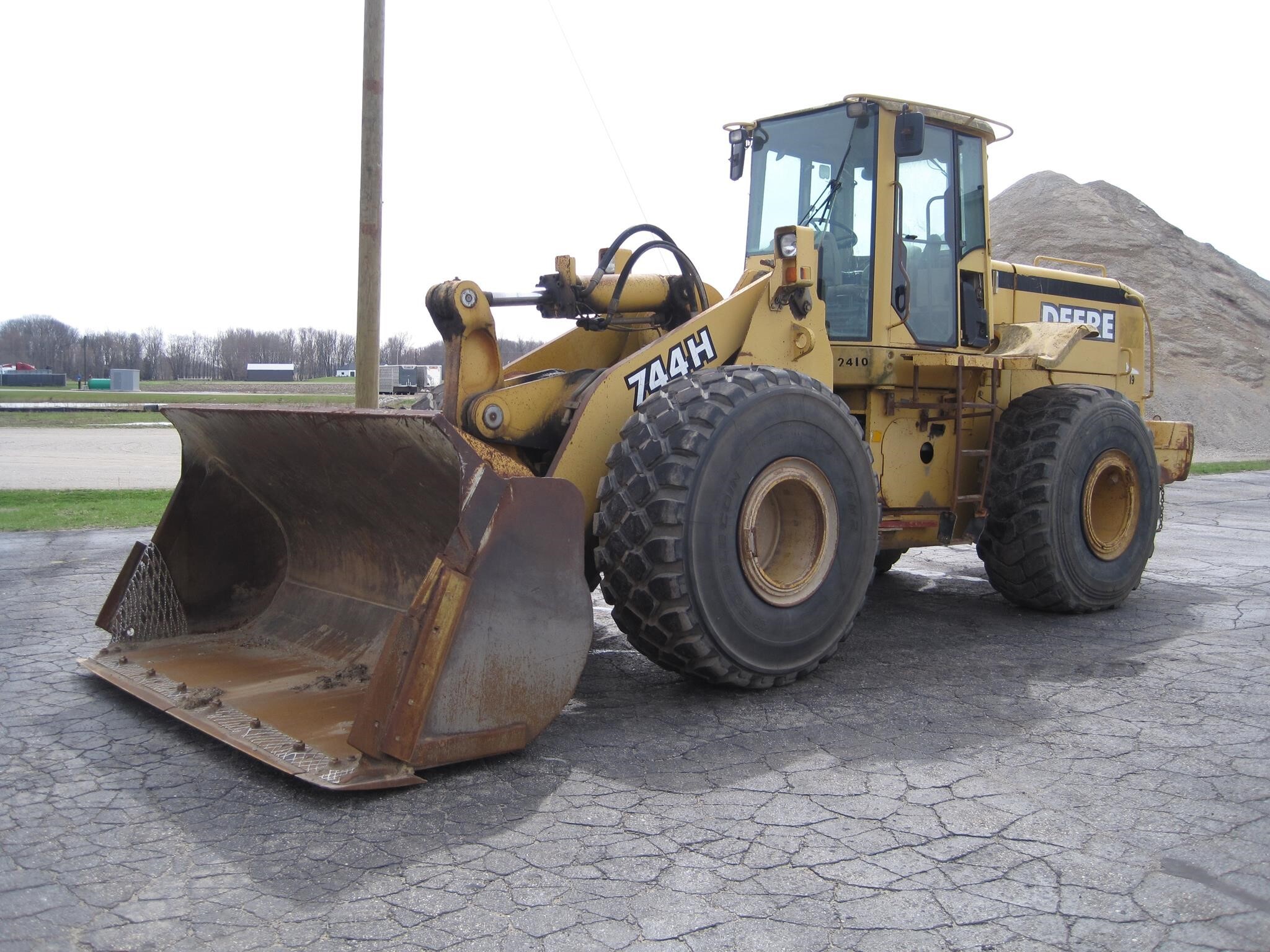 1997 DEERE 744H in Holland, MI
