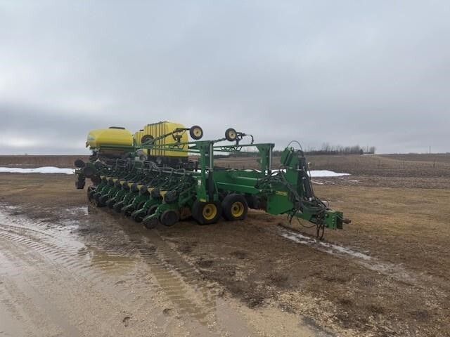 2010 JOHN DEERE DB60 in Charles City, IA