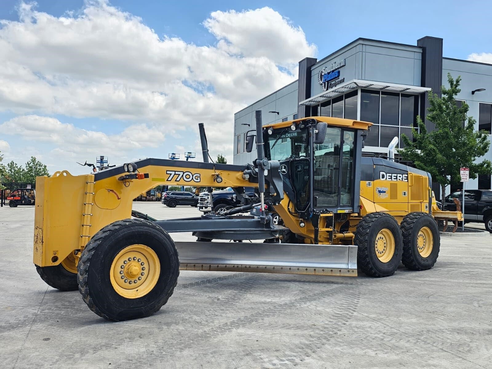 2017 DEERE 770G in San Antonio, TX