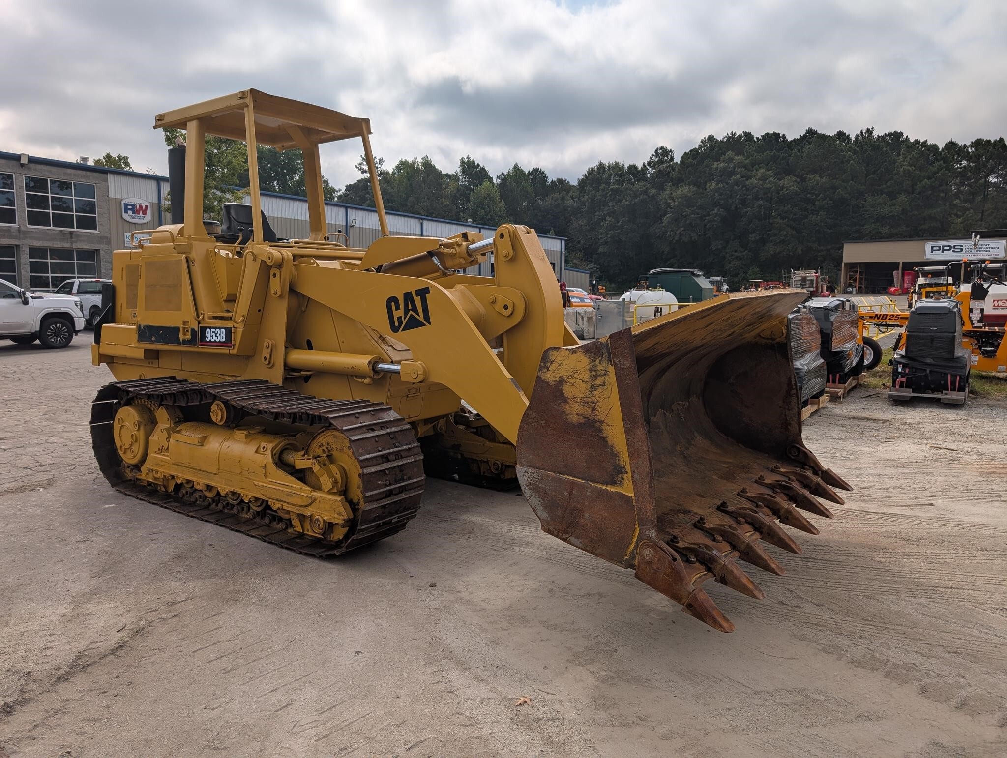 1995 CATERPILLAR 953B in Morrow, GA