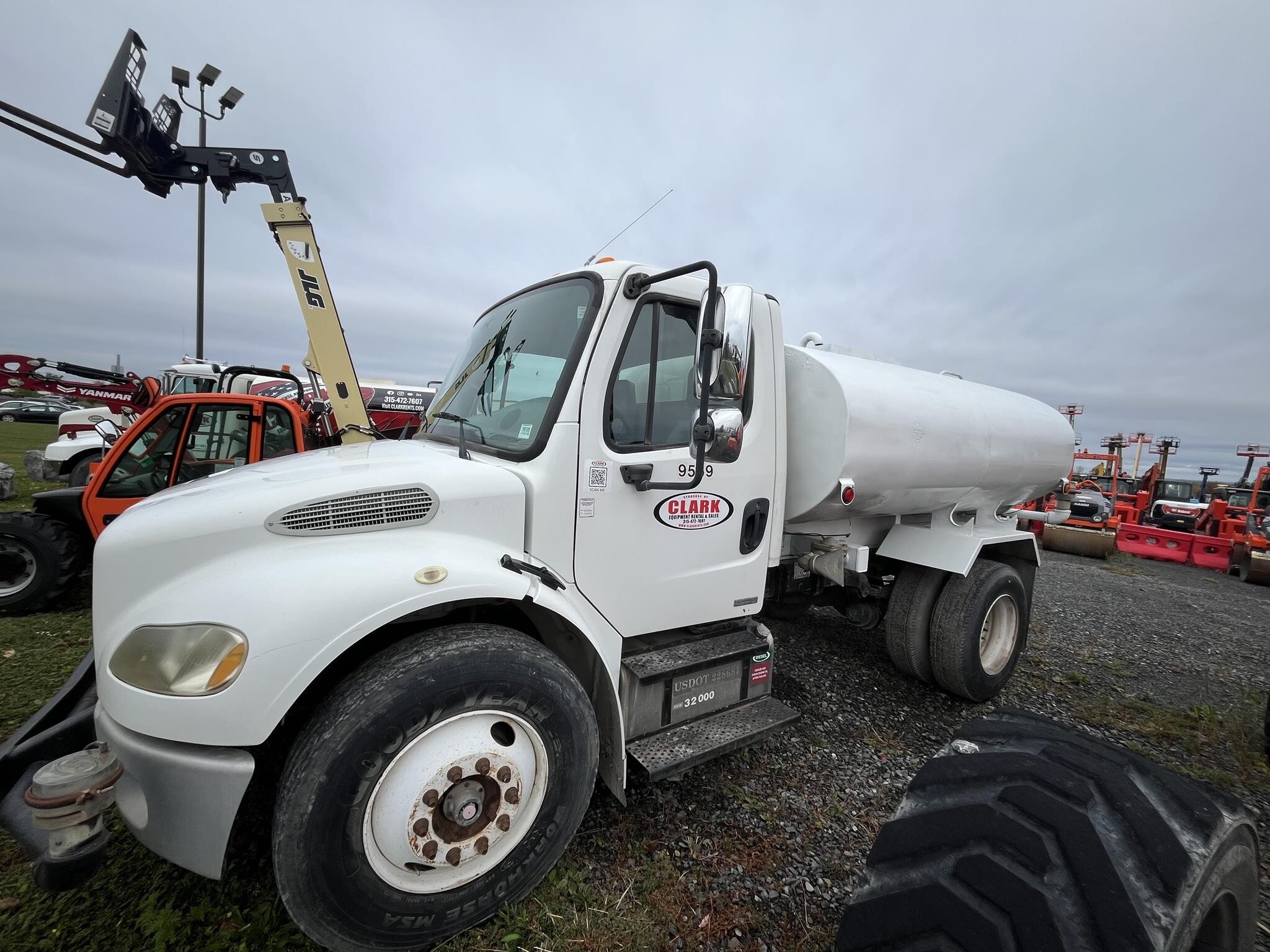 2006 FREIGHTLINER BUSINESS CLASS M2 106 in Canastota, NY
