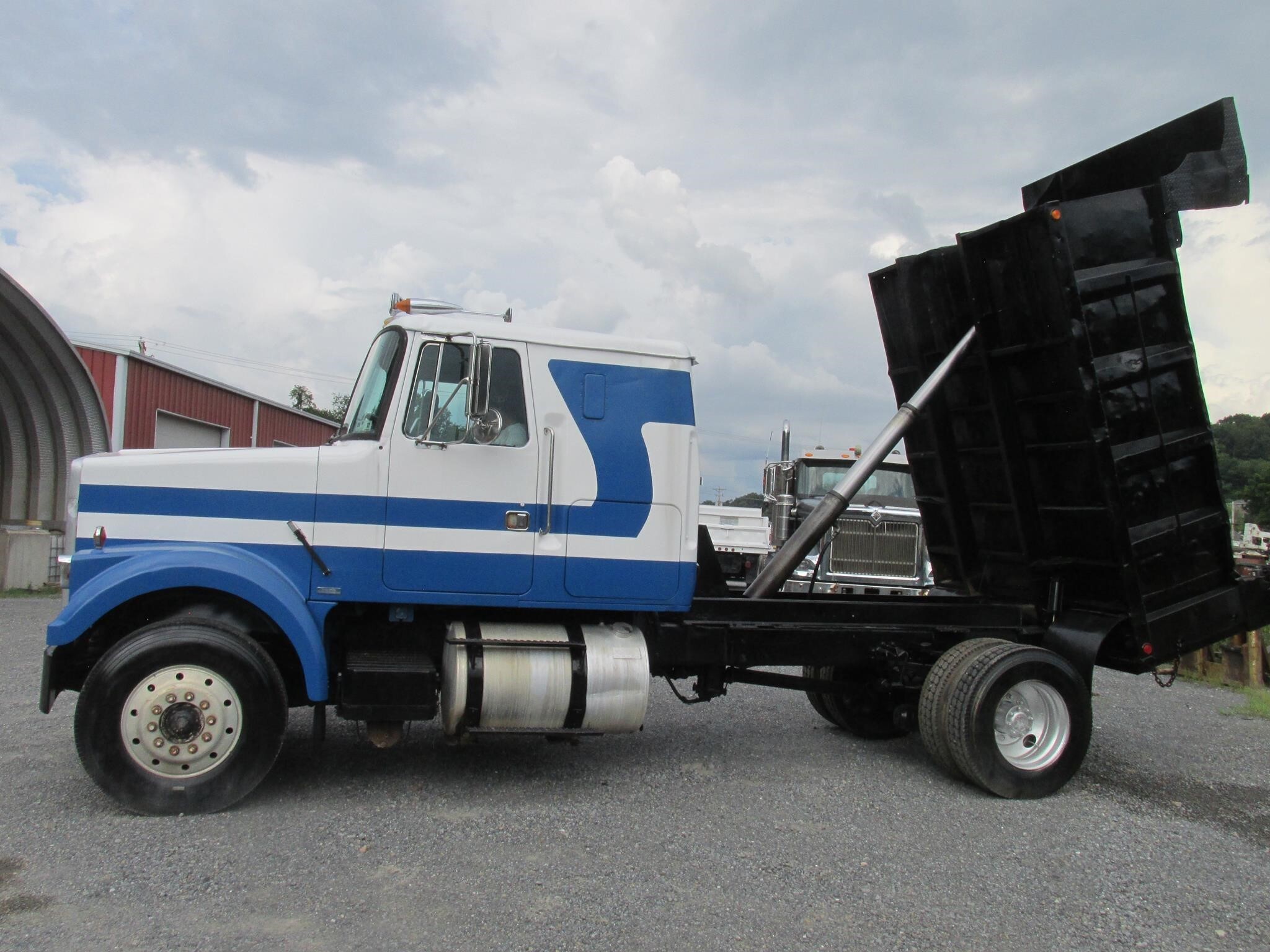 1987 WHITE WX42 in Rich Creek, VA