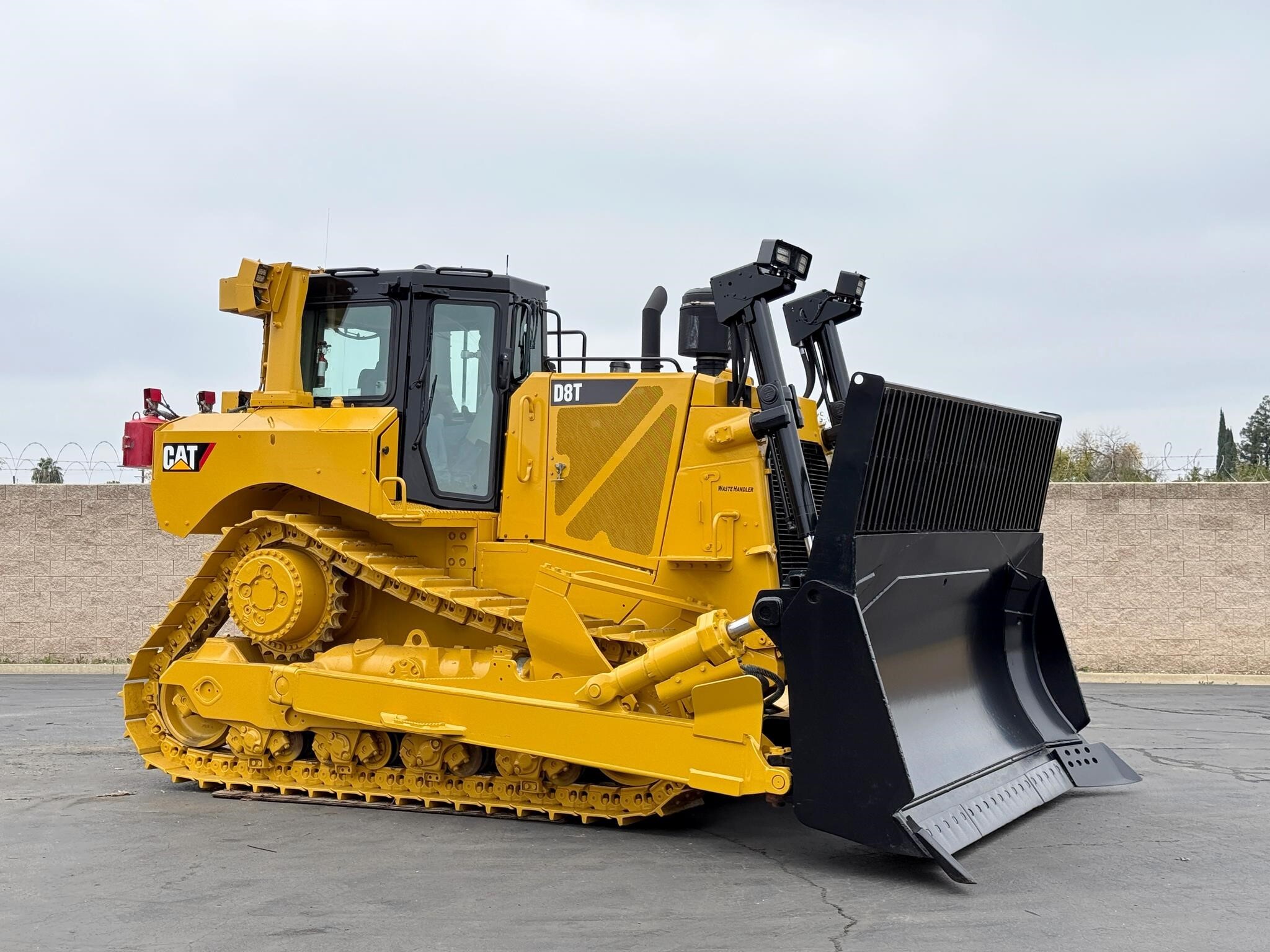 2016 CATERPILLAR D8T WH in Sacramento, CA