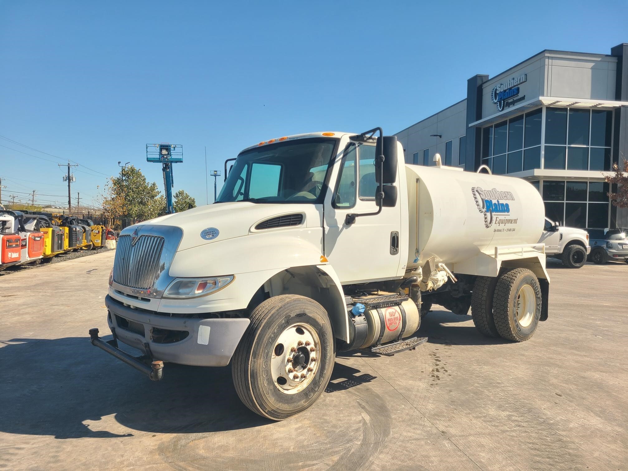 2015 INTERNATIONAL DURASTAR 4300 in San Antonio, TX