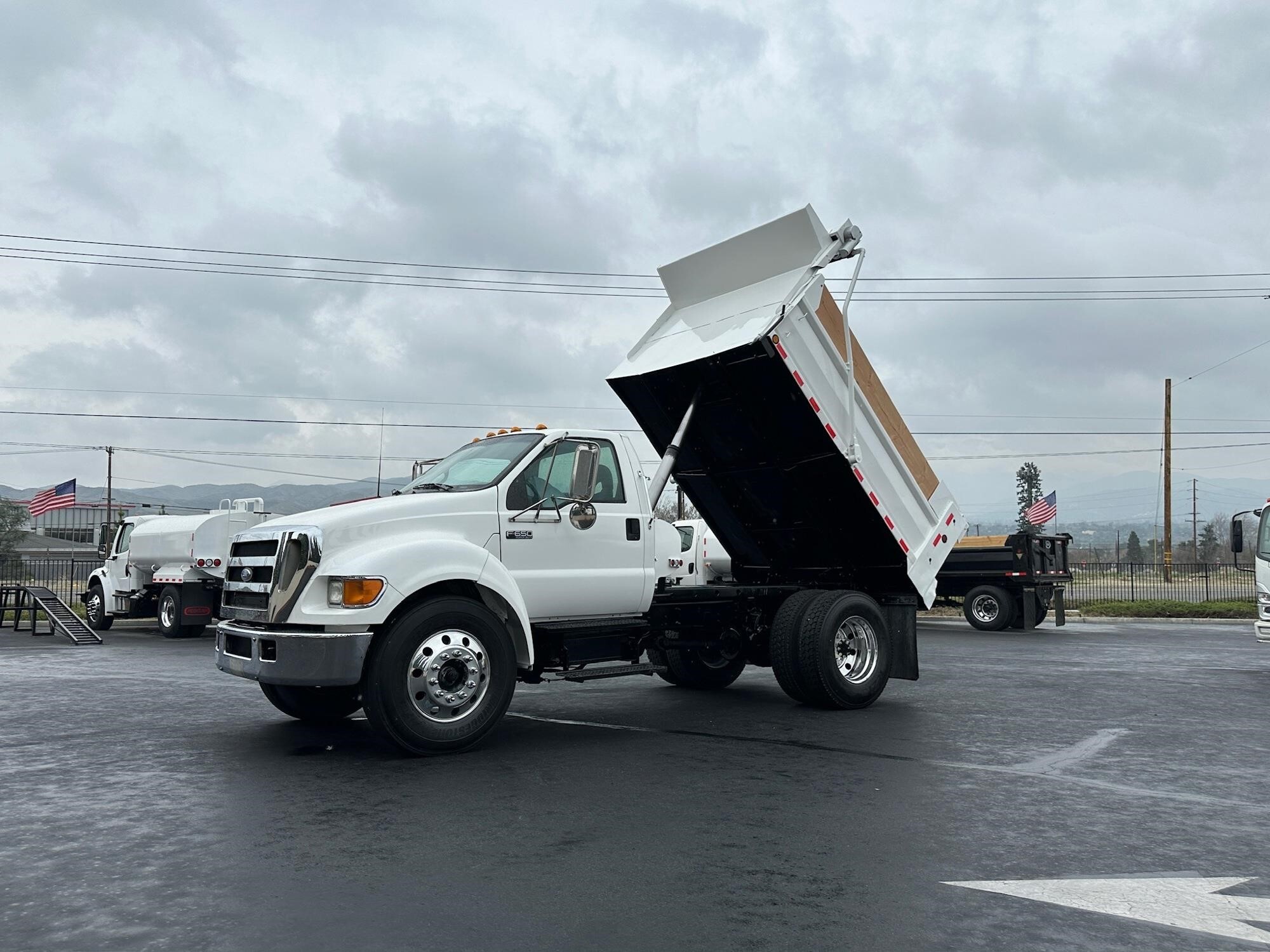 2005 FORD F650 SD in Palos Verdes Peninsula, CA