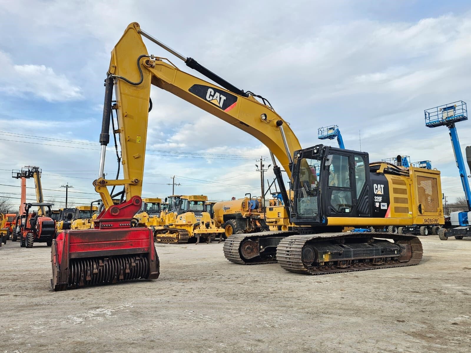 2017 CATERPILLAR 320FL in San Antonio, TX