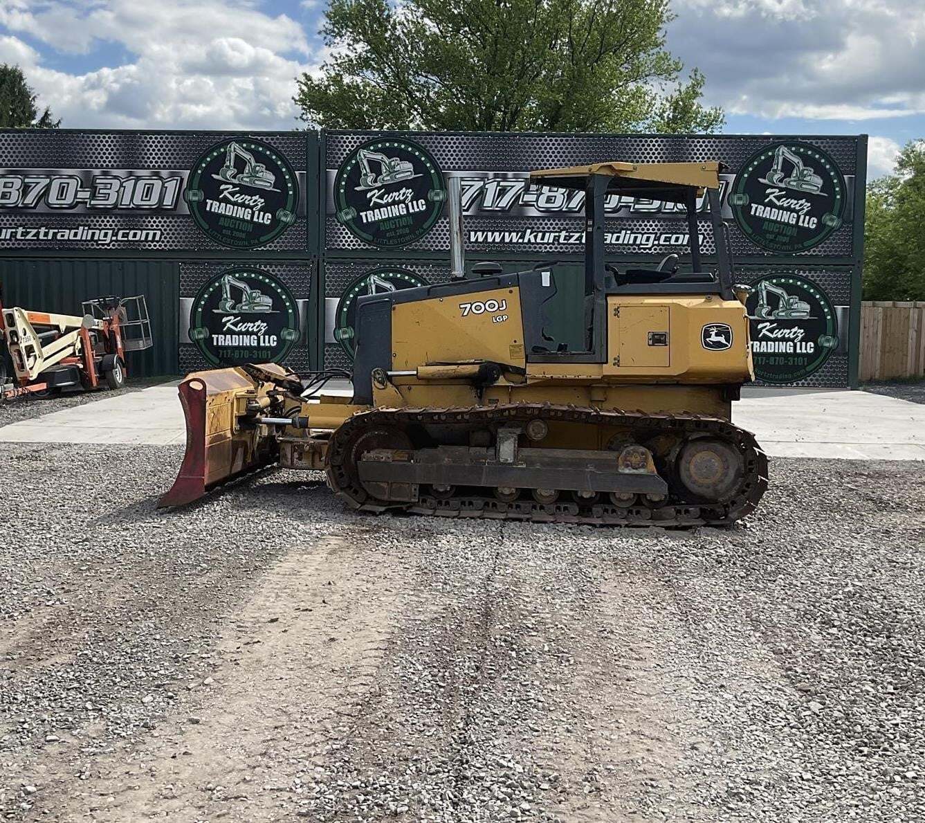 2008 DEERE 700J LGP in Littlestown, PA