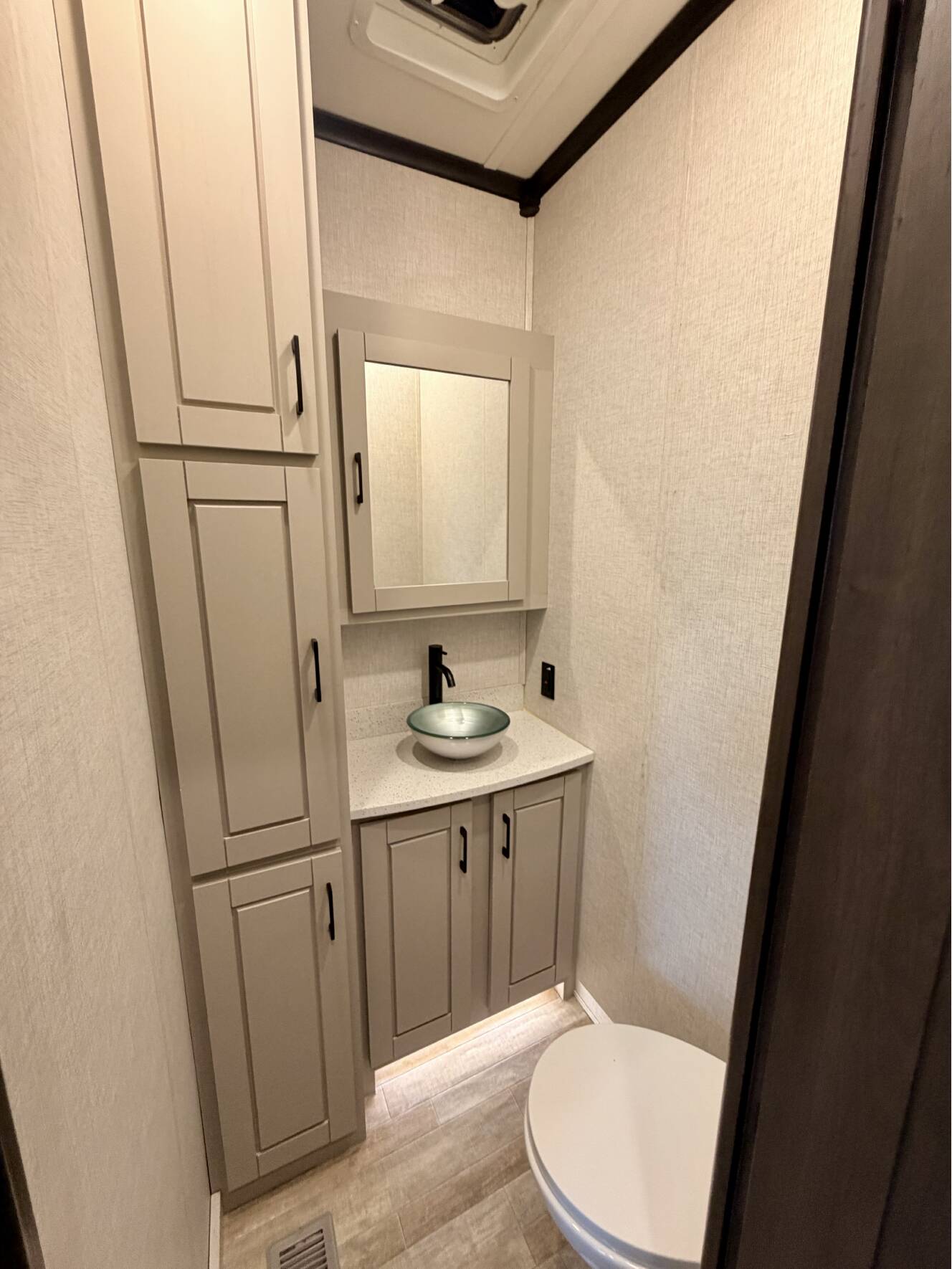 A photo of this 2022 Redwood REDWOOD 4001LK