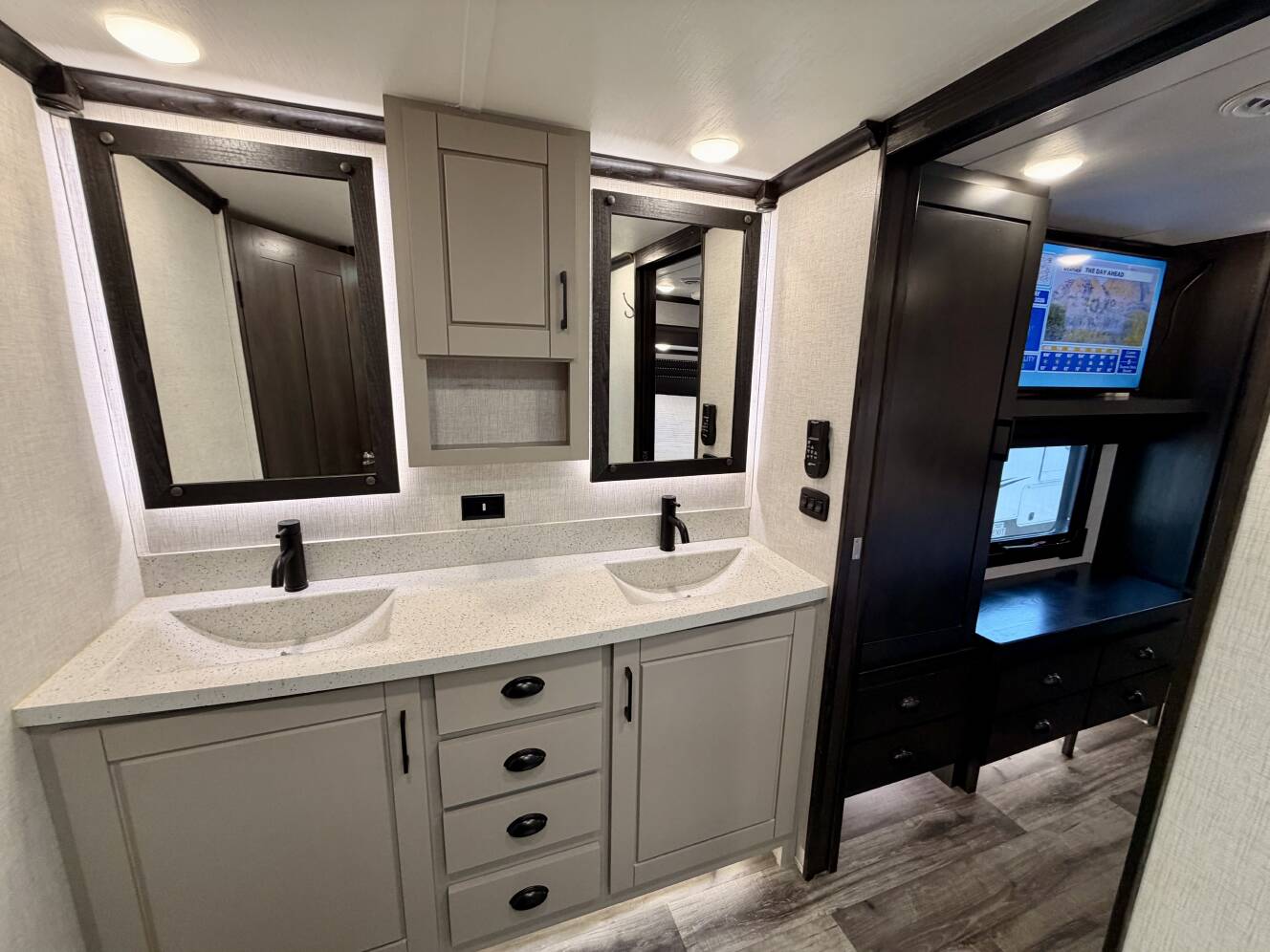 A photo of this 2022 Redwood REDWOOD 4001LK
