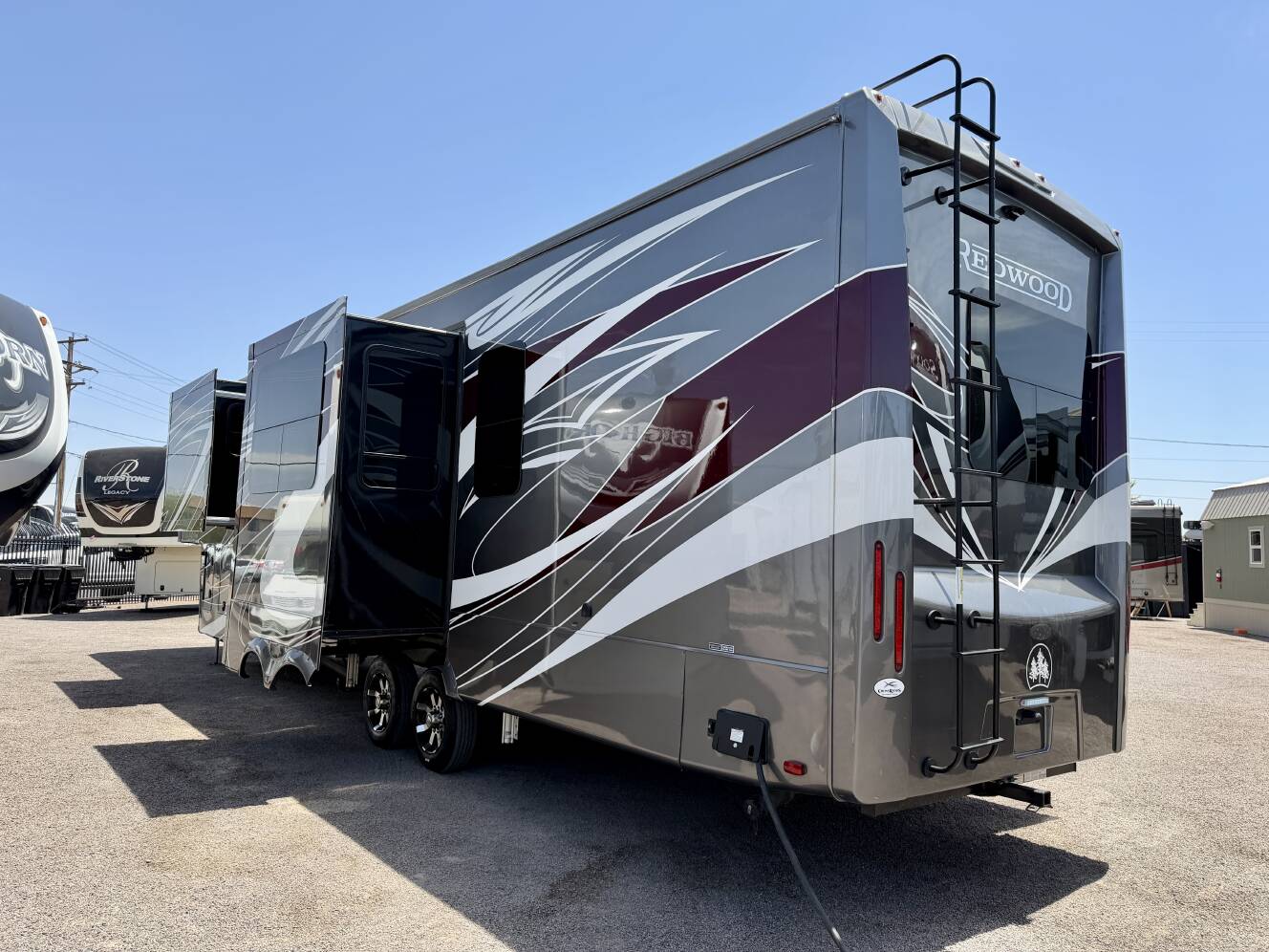 A photo of this 2022 Redwood REDWOOD 4001LK